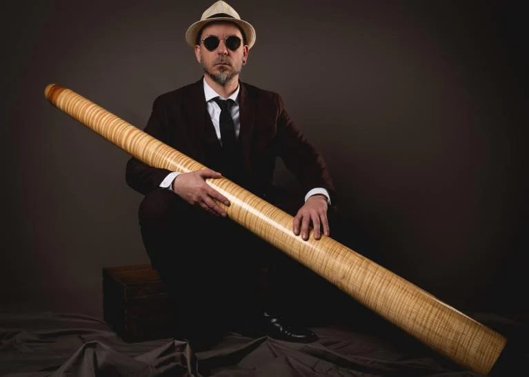Mitch, de Triton Squad, joue du didgeridoo